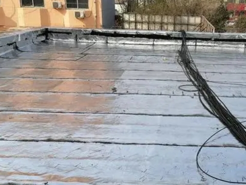 建湖卫生间漏水维修公司分享下建湖屋面楼顶防水刚性防水层施工要点。
